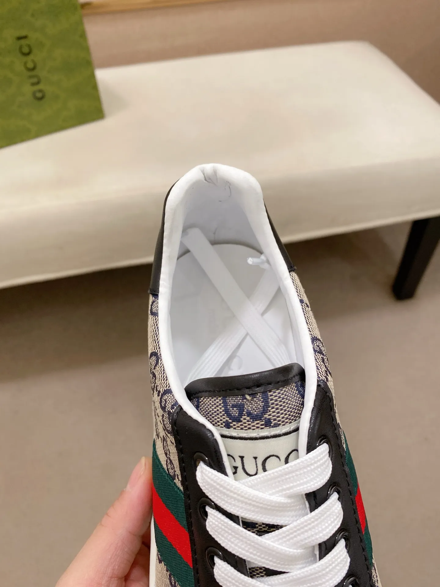 Factory price: 460💰 (GUCCI) The latest model from the official website 🎁🎁Casual and fashionable men's shoes👟, hot style 💥The version is simple and elegant, exclusive for trendy men. Unique official website latest brand elements 👑Gucci original decoration, fashionable and generous, the fabric is original cowhide ✅sheepskin lining, the official website specifies wear-resistant casual outsole, the classic model is taken in kind at the counter🎬38-44 (45 is not returned or exchanged)